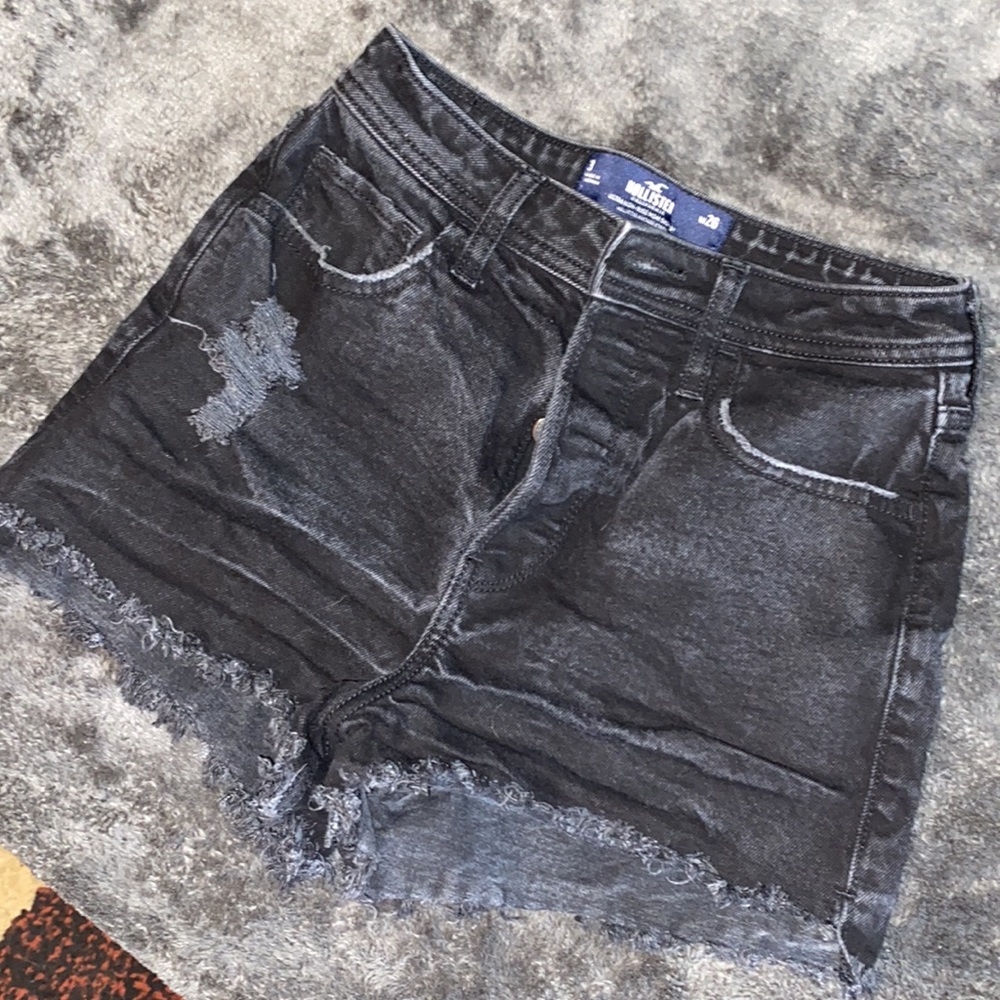 🖤Hollister | Ultra High Rise Mom Distressed Denim Short | Size: 3 (w26)